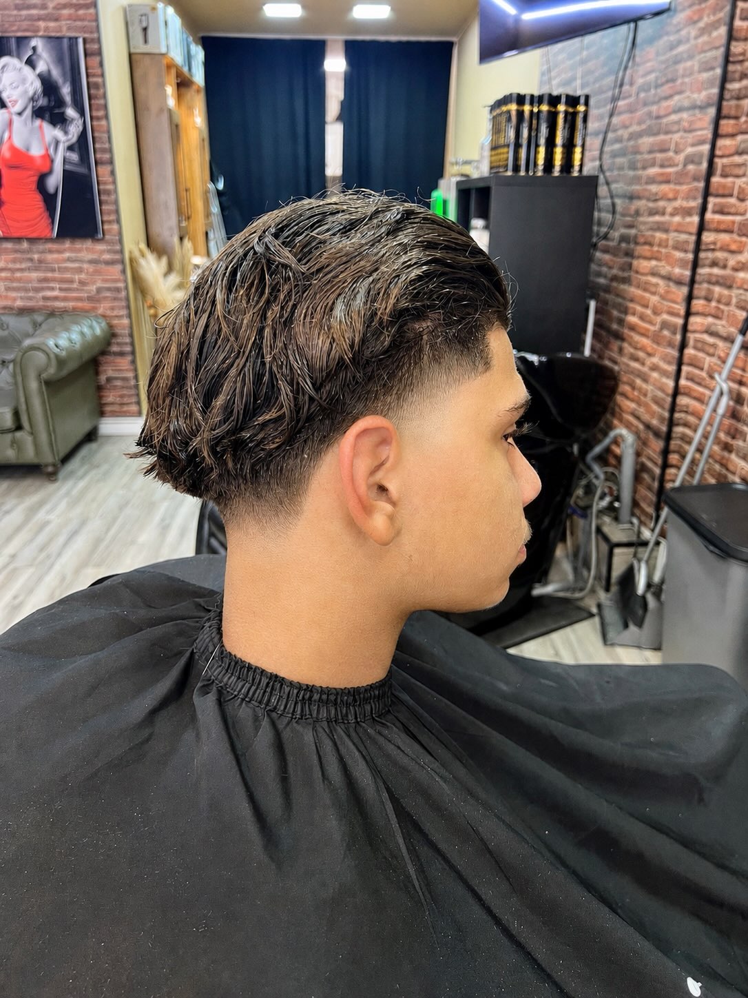Drop fade, zijaanzicht, in de zaak